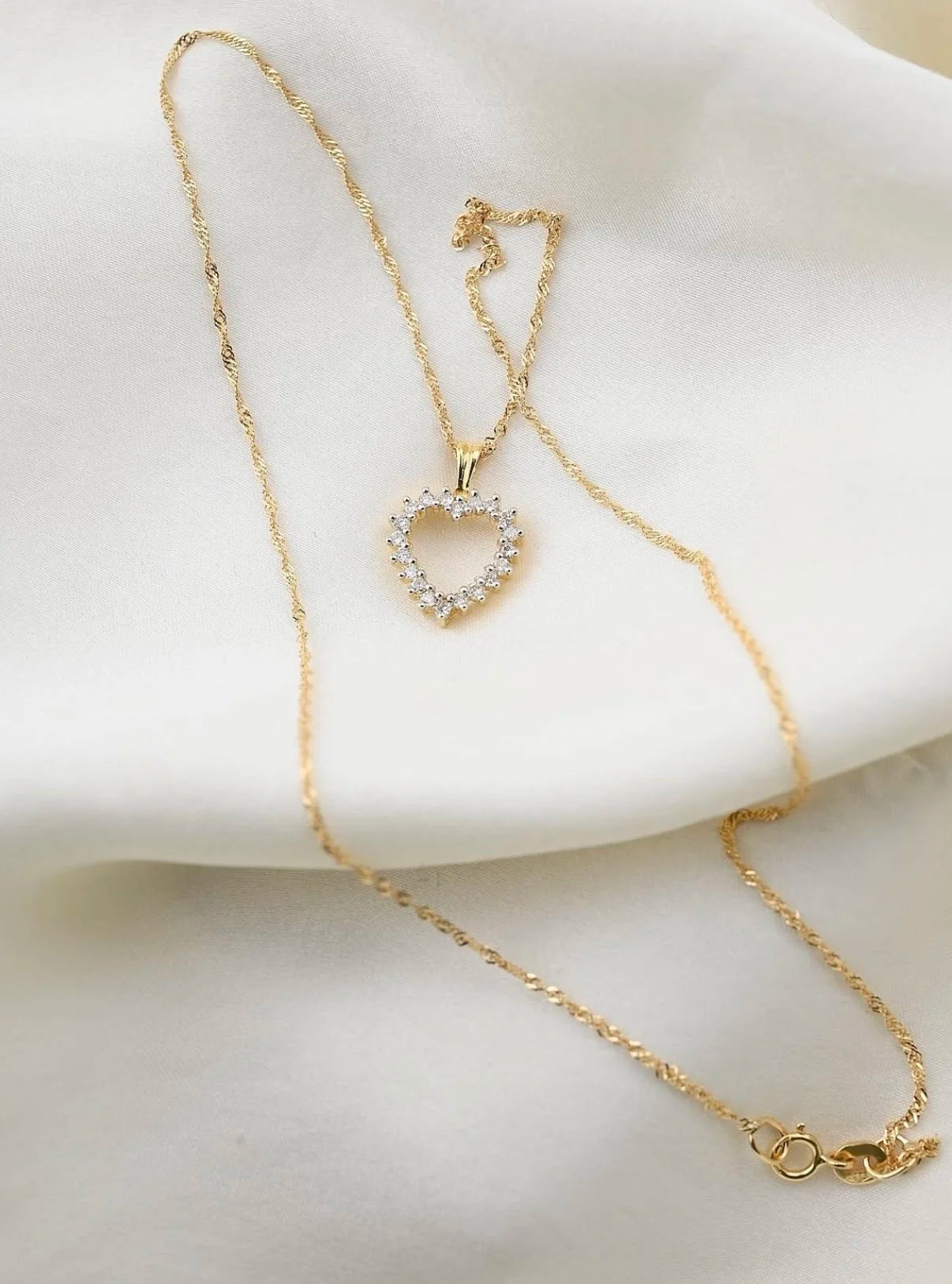 Feminine Classic Vintage Diamond Heart Pendant on Chain 18K Gold 1970s