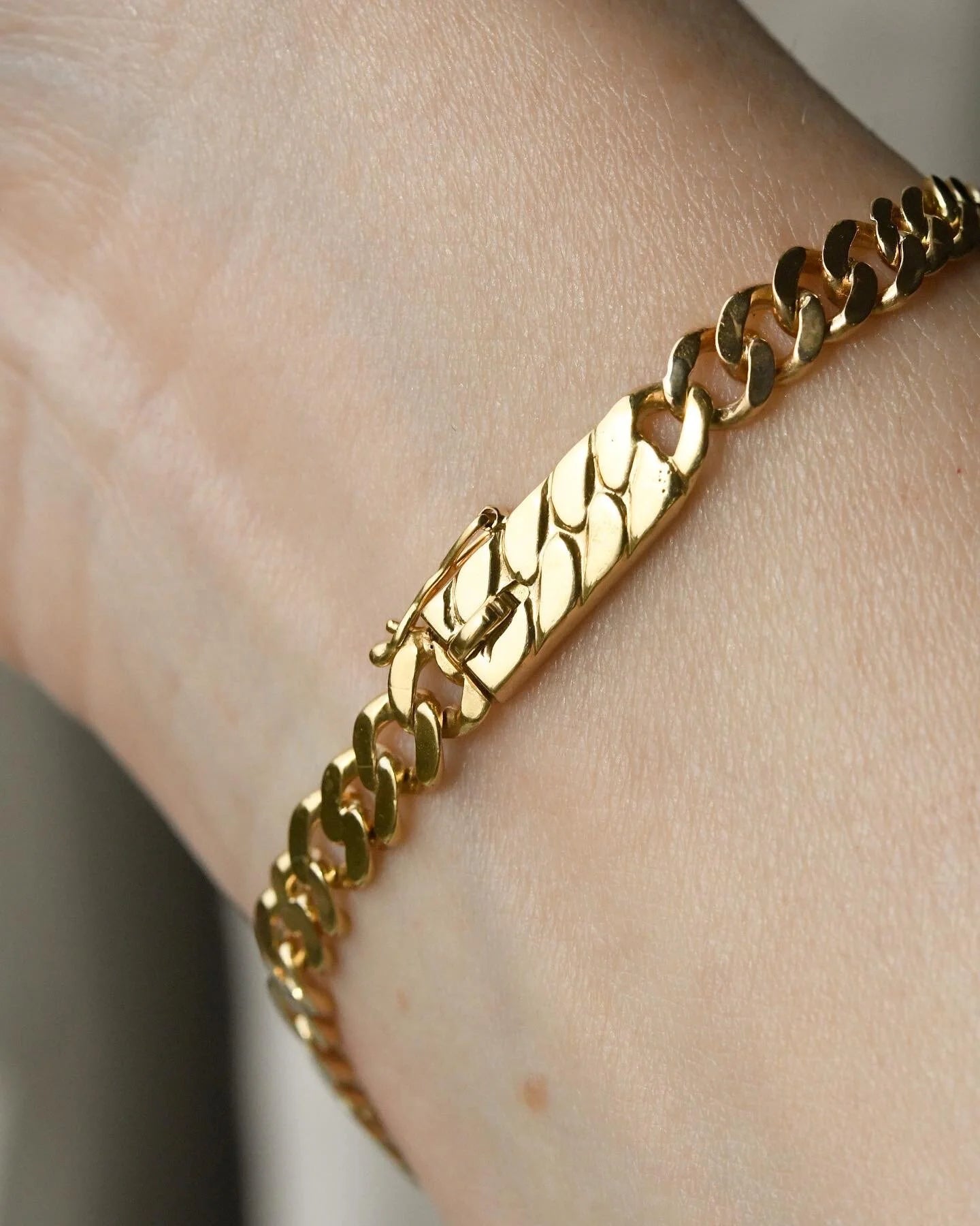 Beautiful 1942 18K Gold Curb Bracelet