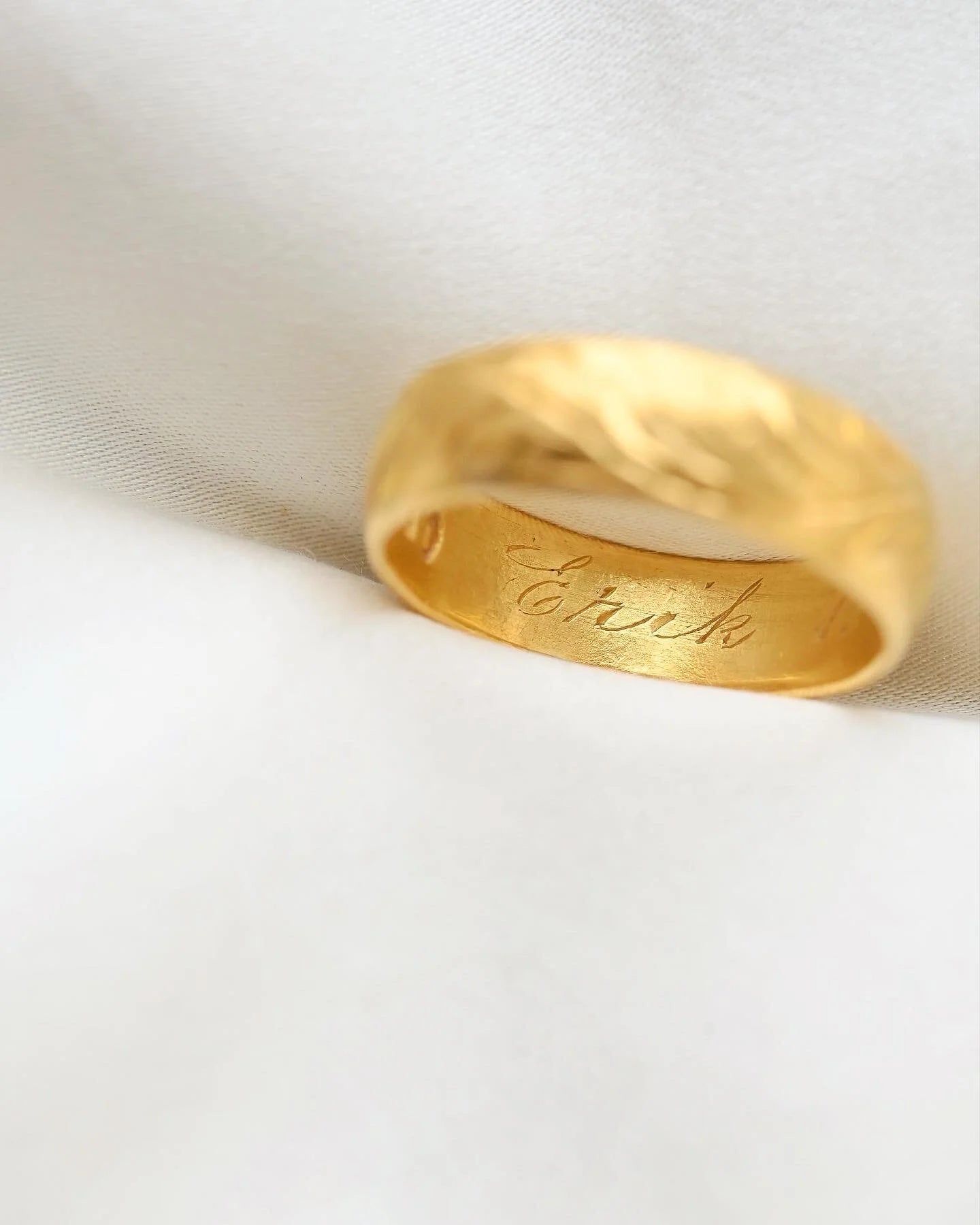 Wonderful Antique Wedding Band 23K Gold 1903