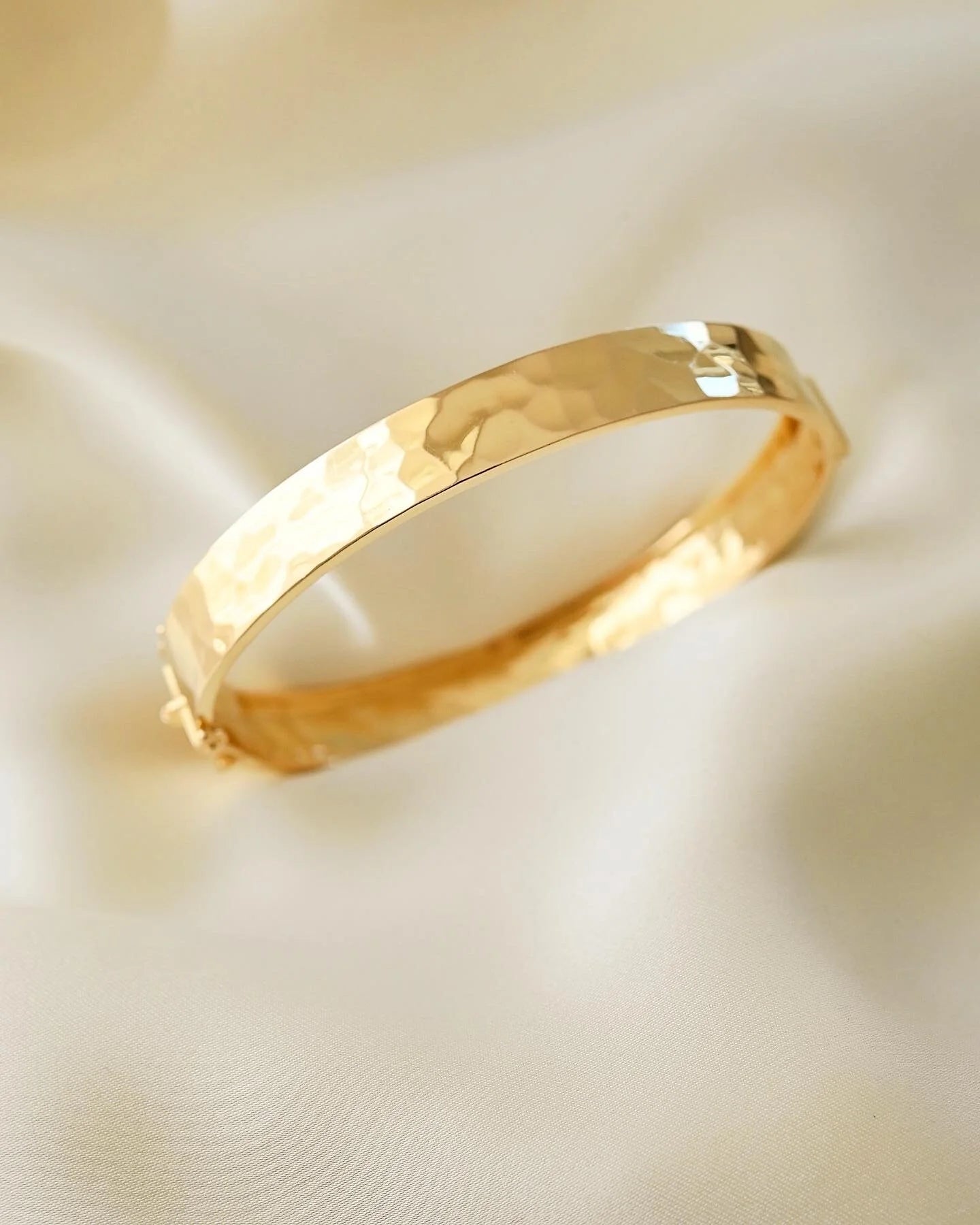 Stunning Hammered Finish Bangle 18K Gold 1977