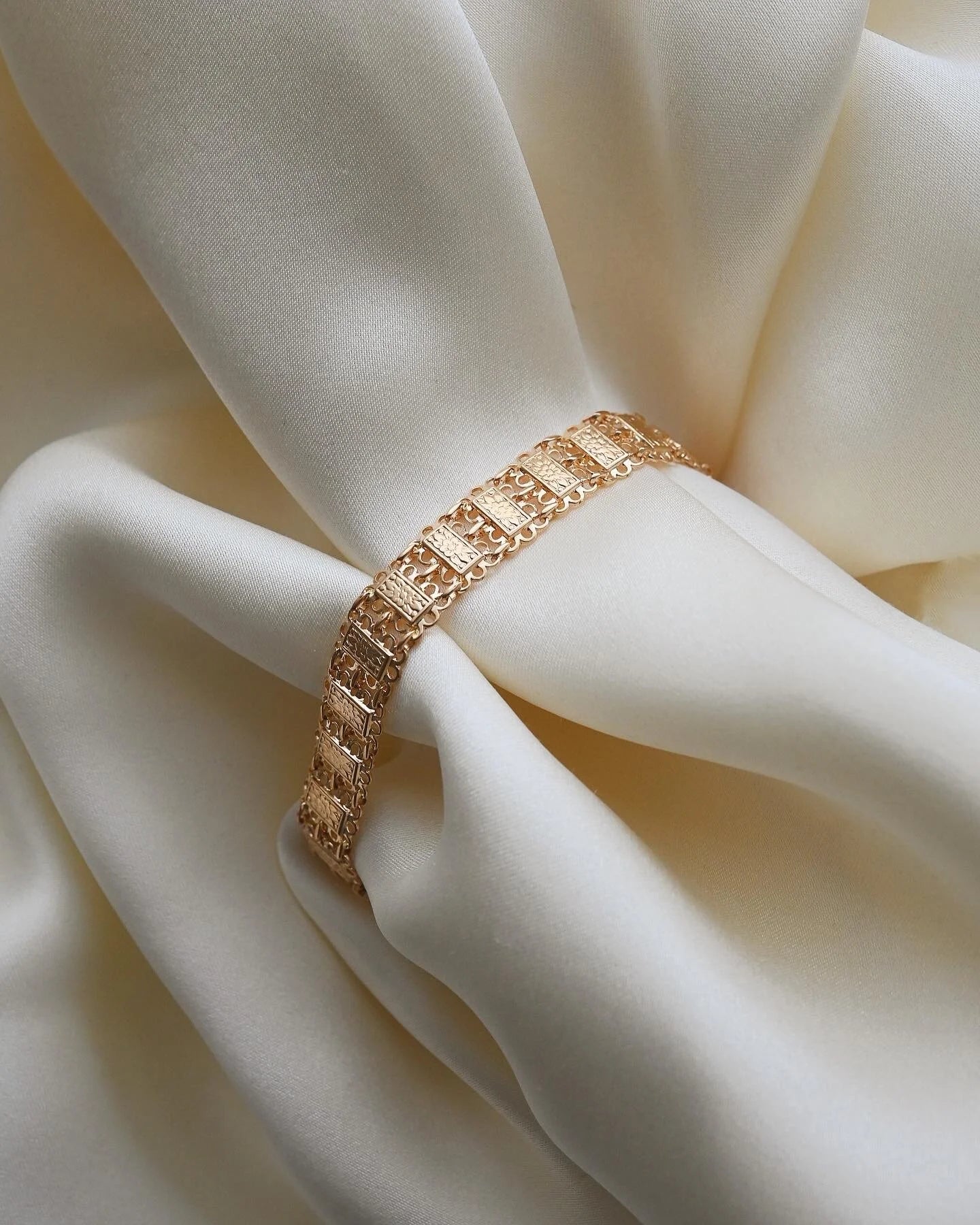 Beautiful Small Sized Engraved Antique Bracelet 18K Gold