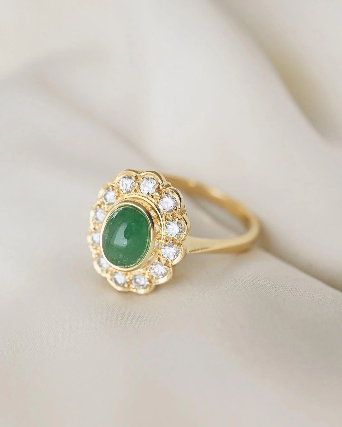 Luxurious English Vintage Ring Emerald x Diamond 18K Gold 1980
