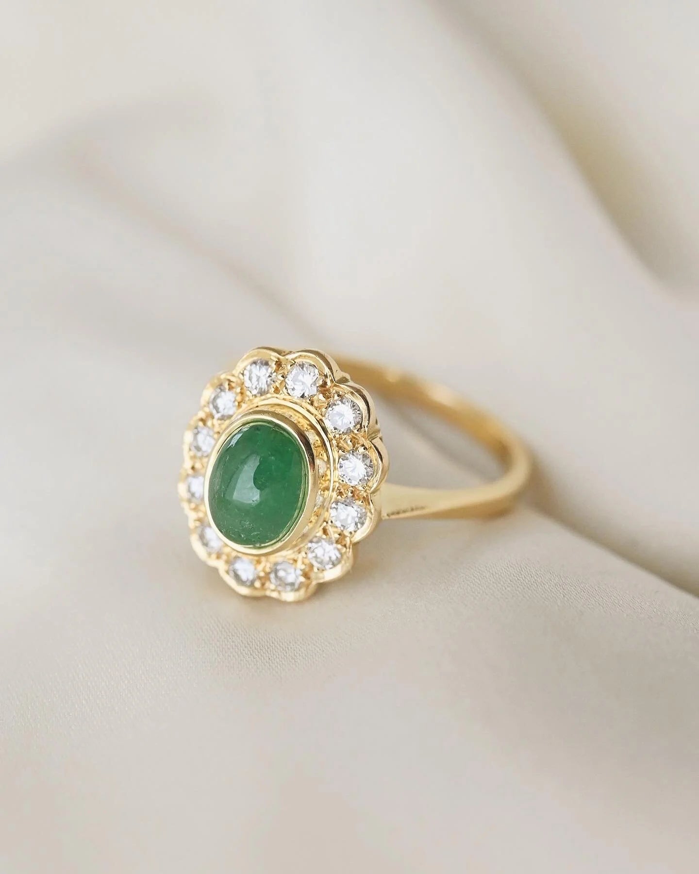 Luxurious English Vintage Ring Emerald x Diamond 18K Gold 1980