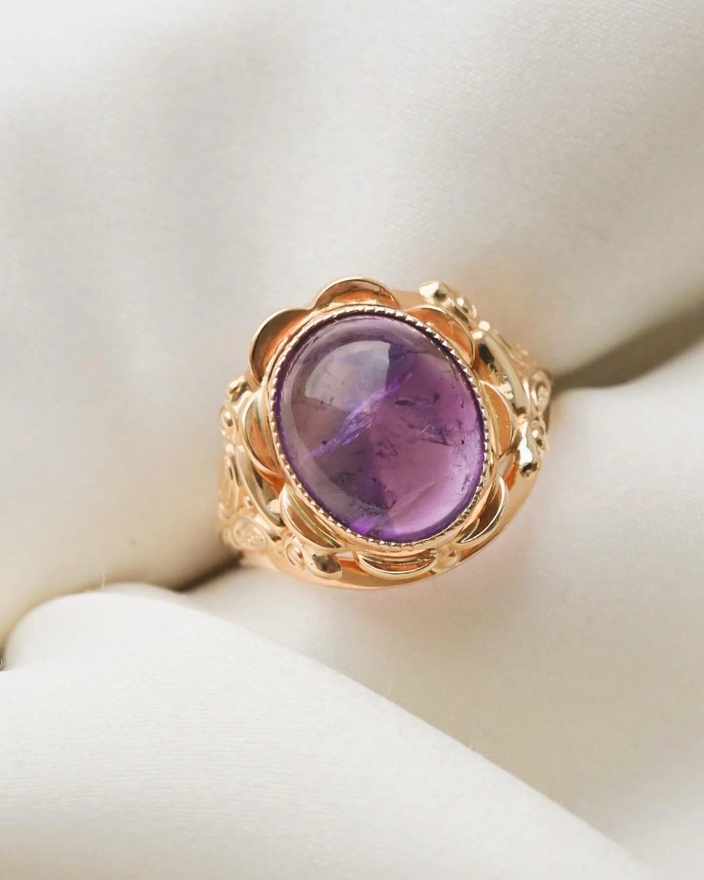 Extraordinary Antique Amethyst Cabochon Ring 18K Gold 1928