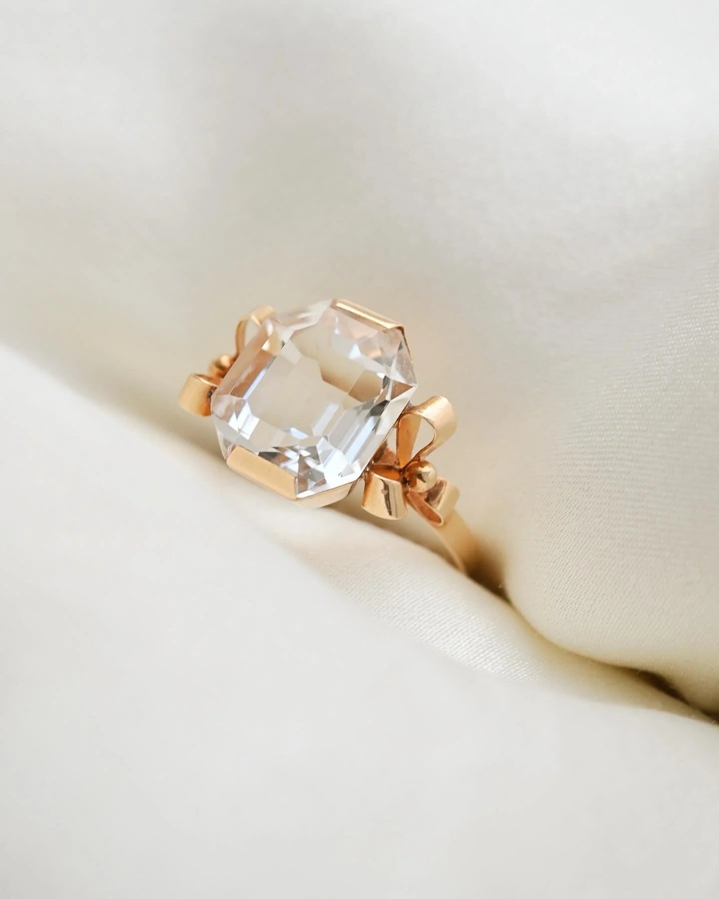 Irresistible Clear Quartz Bow Ring 18K gold 1950 Sweden