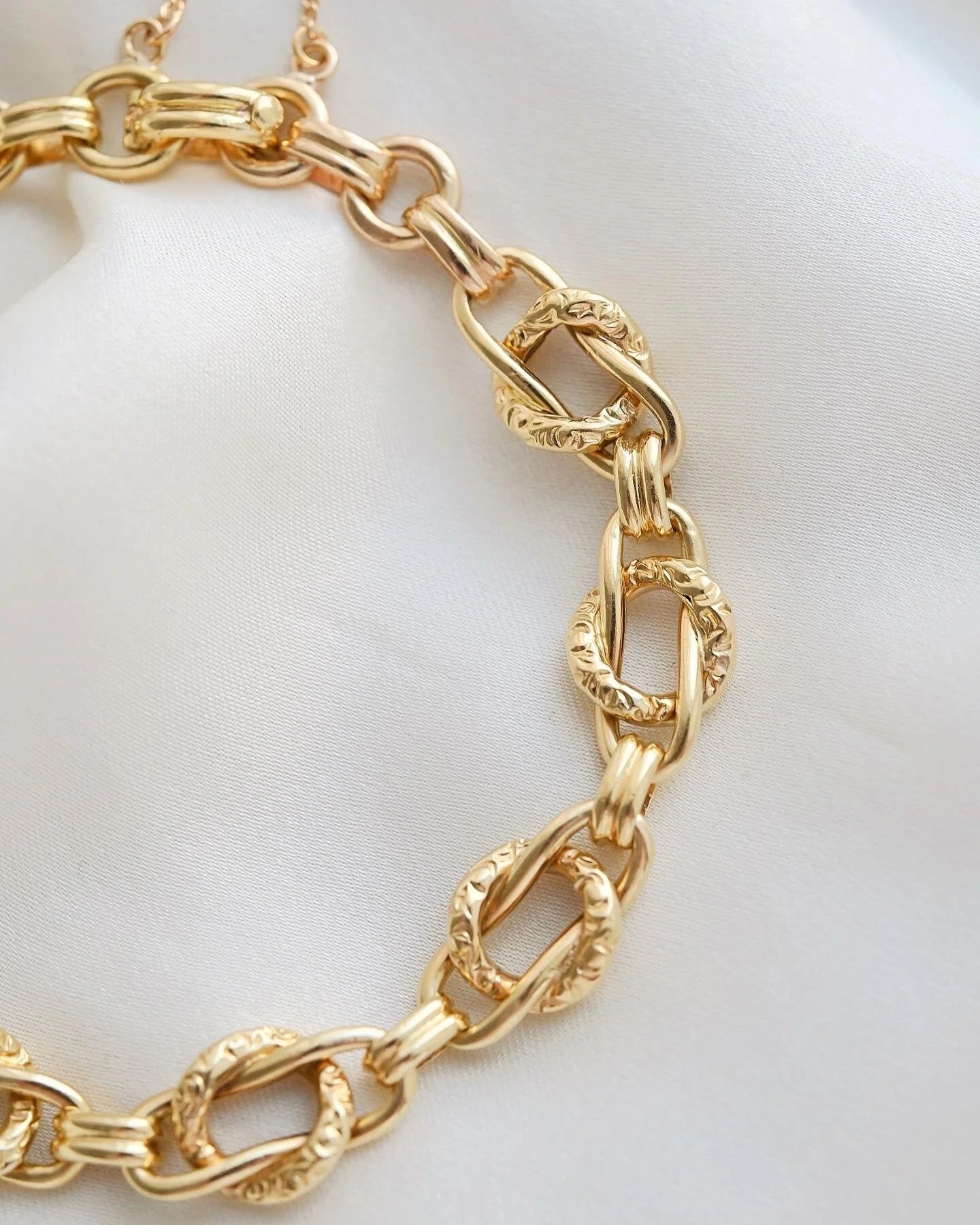 Adorable Engraved Antique Link Bracelet 18K Gold 1910s