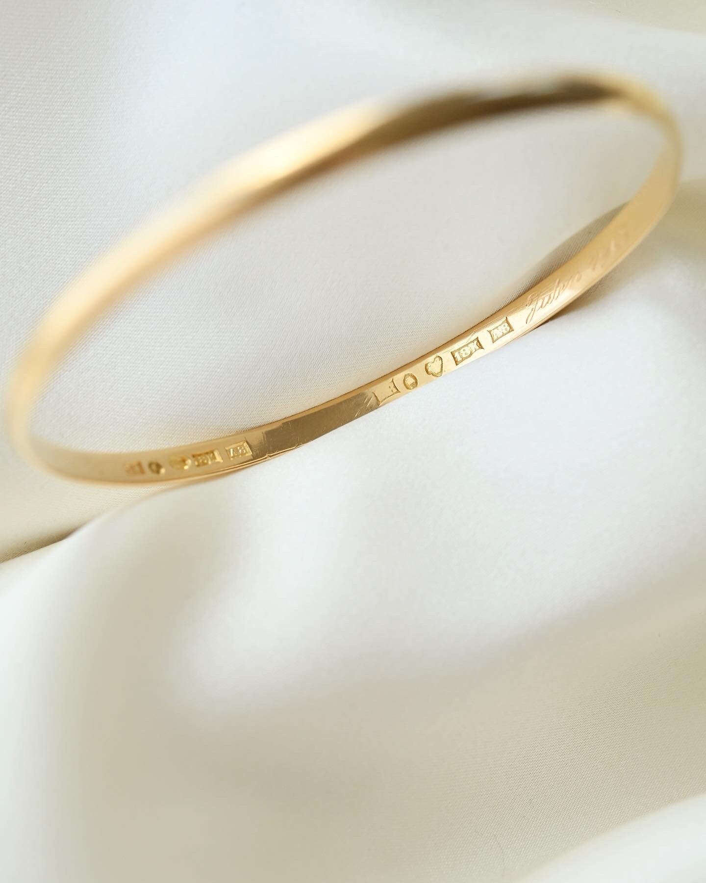 Classic Timeless Antique Swedish Bangle 18K Gold 1927