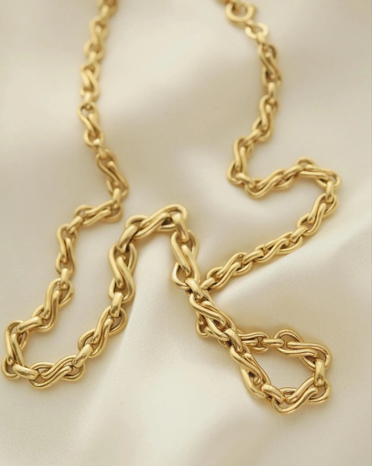 Special Vintage Infinity Link Chain 18K Gold 1980