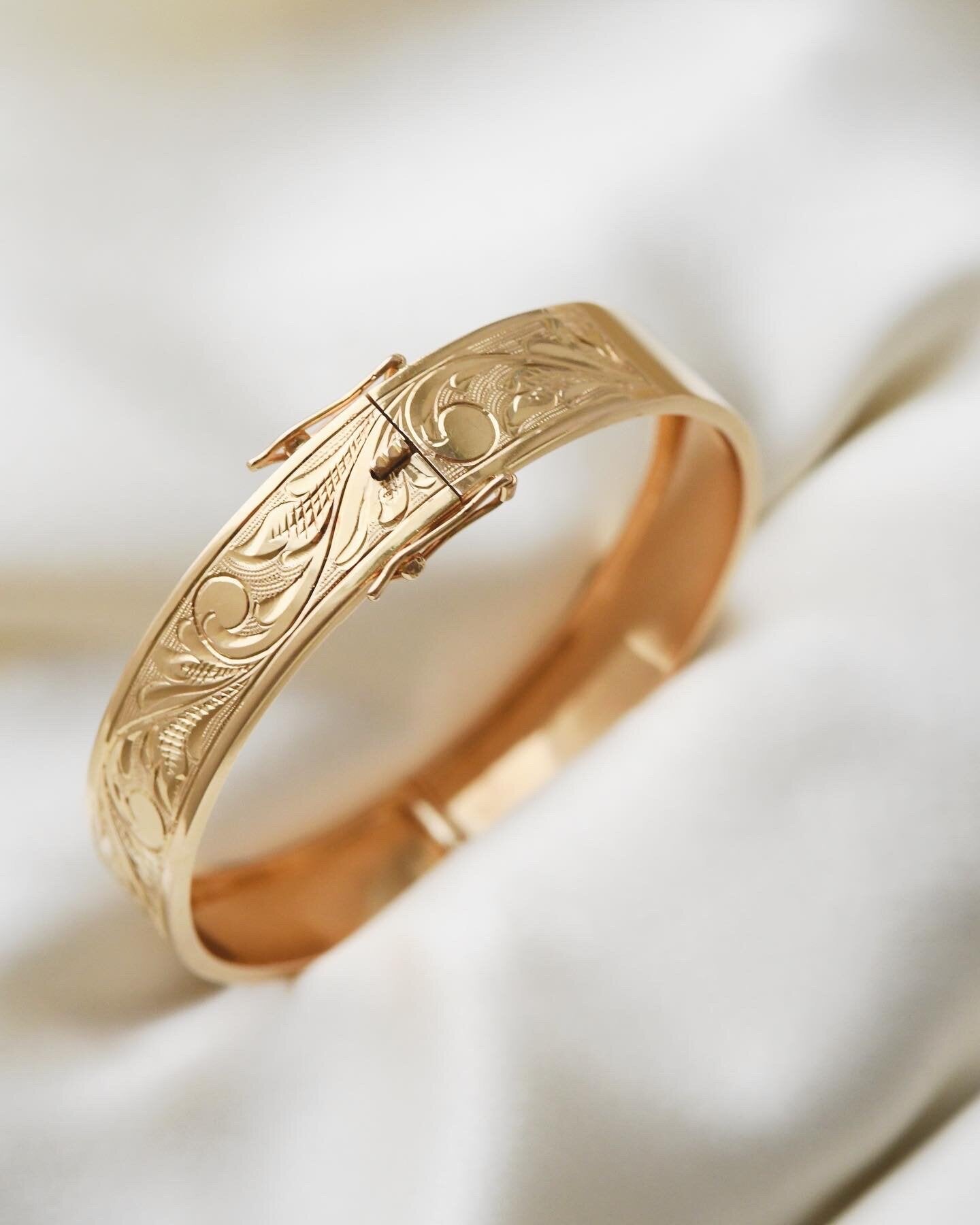 Antique Engraved Vintage Bangle 18K Gold