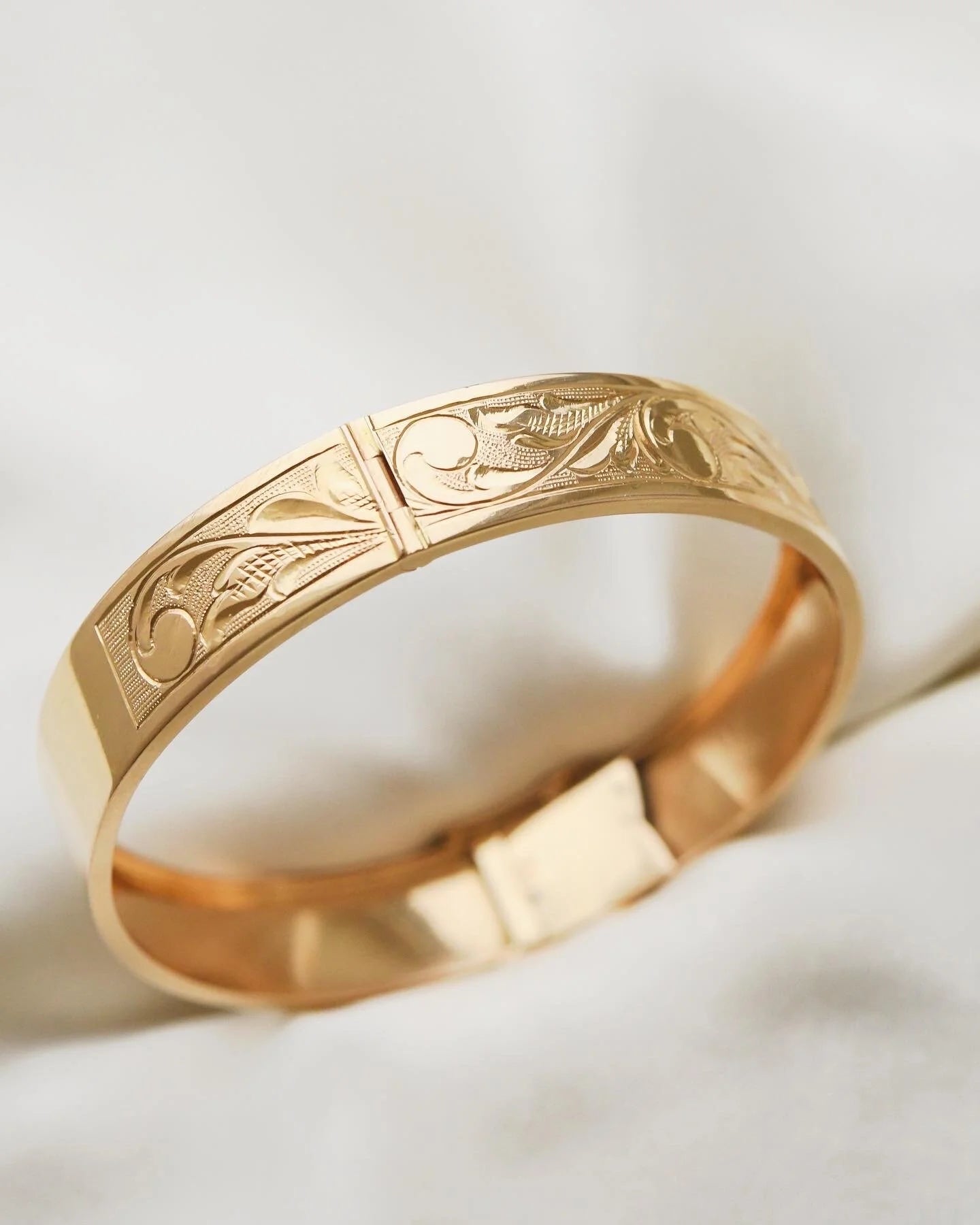 Antique Engraved Vintage Bangle 18K Gold