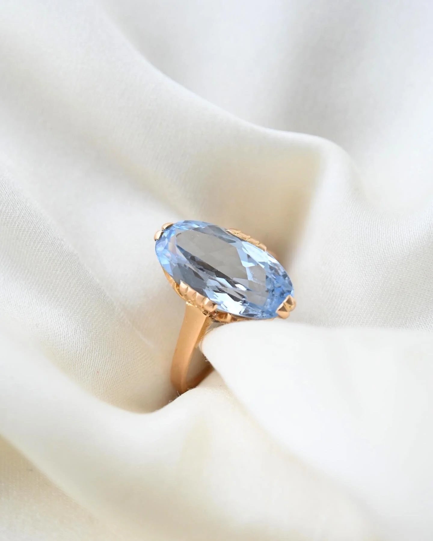 Antique Ocean Blue Topaz Ring 18K Gold 1938