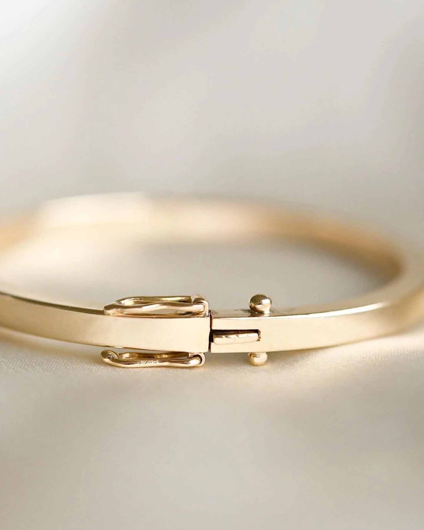 Amazing SOLID HEAVY Vintage Bangle 14K Gold