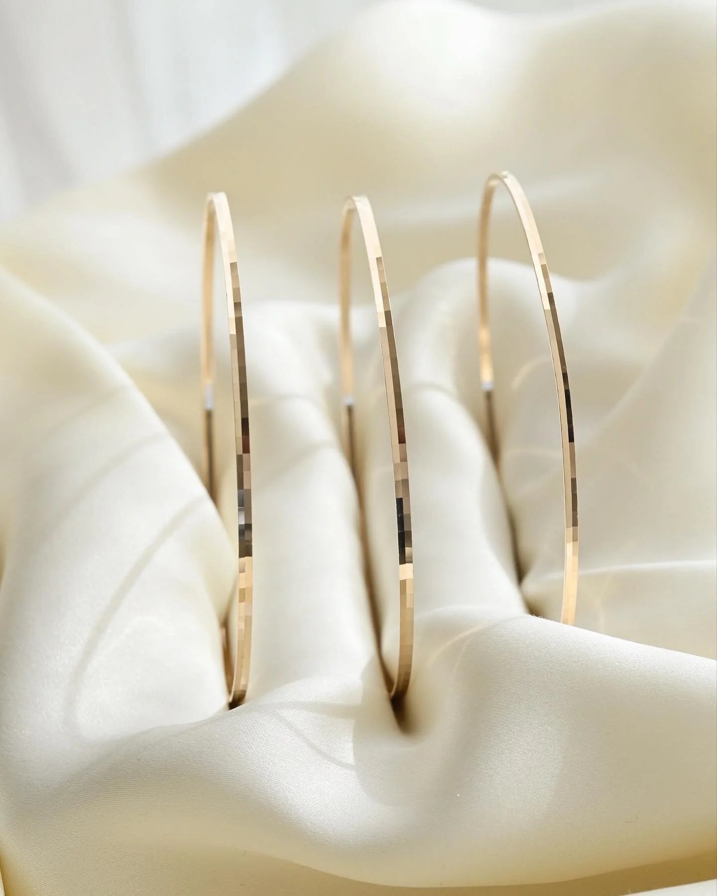 Amazing Faceted Round Vintage Bangles 14K Gold 1970s