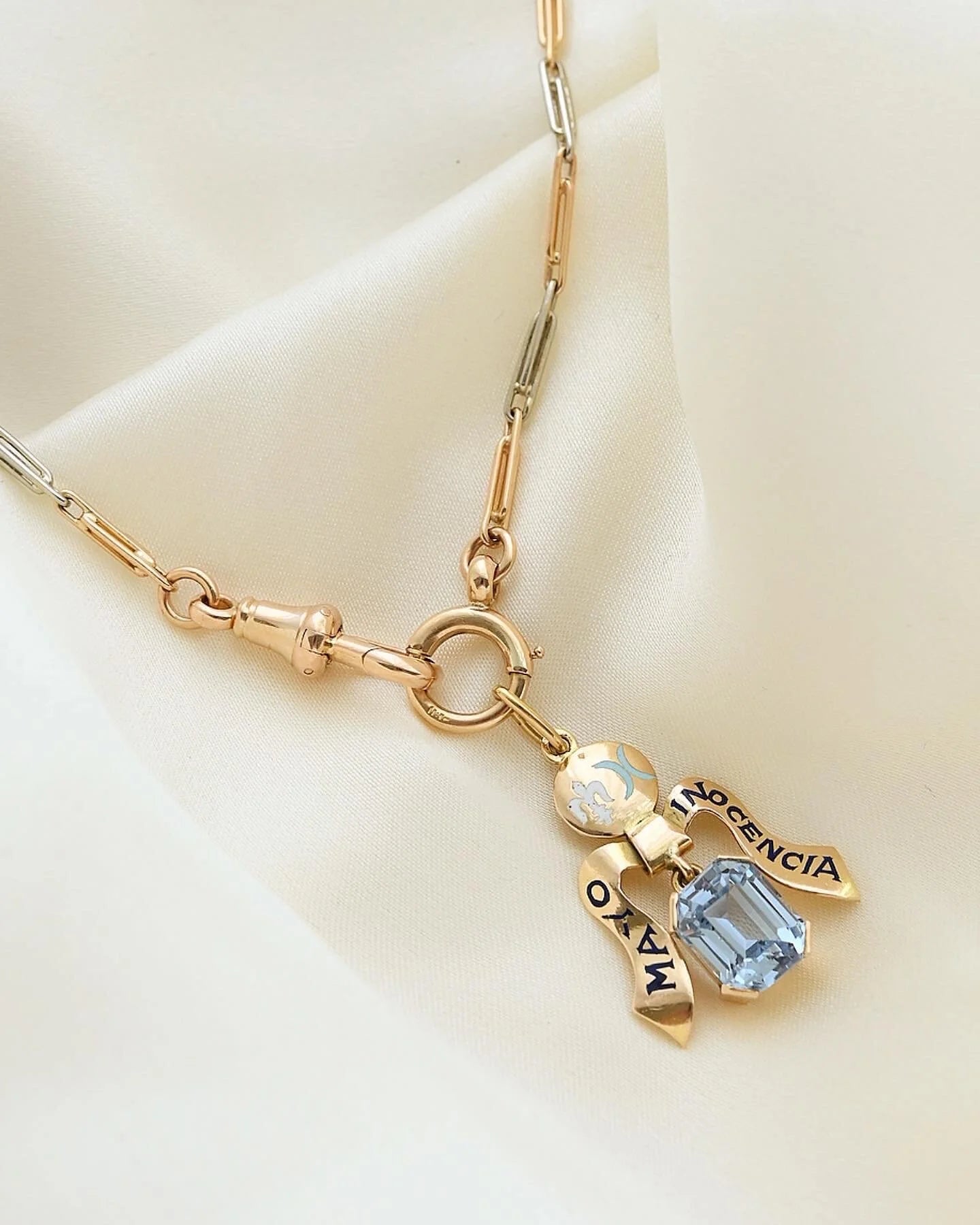 Extraordinary Zodiac Sign Aquamarine Pendant 18K Gold
