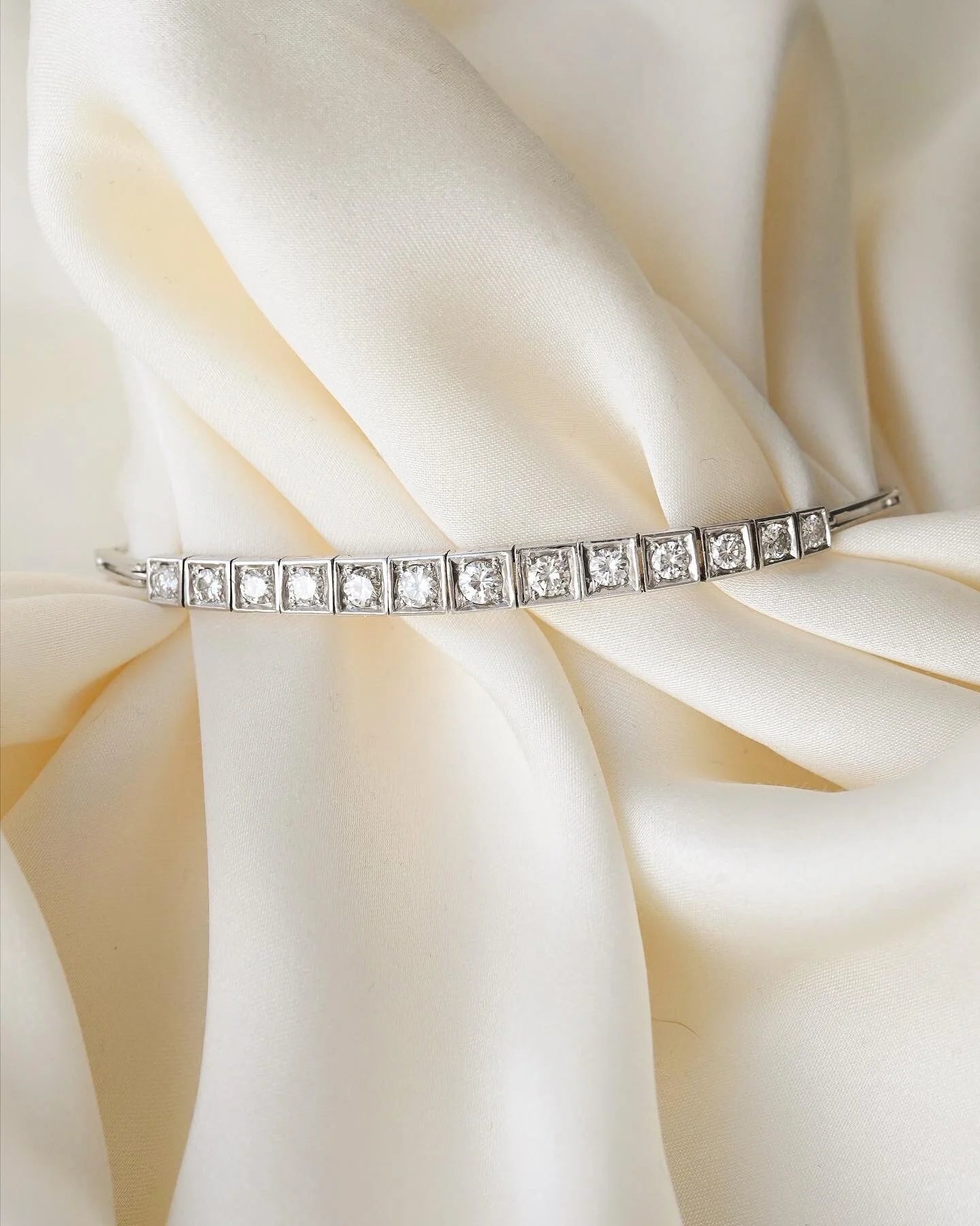 Magical Antique Art Deco 1.90 Carats Diamond Bracelet 14K White Gold 1930