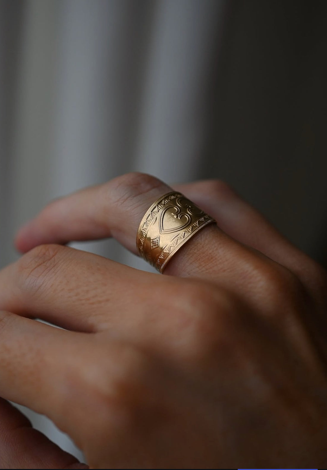 Vintage heart cigar band ring in 18K gold worn on the hand, Sweden 1999
