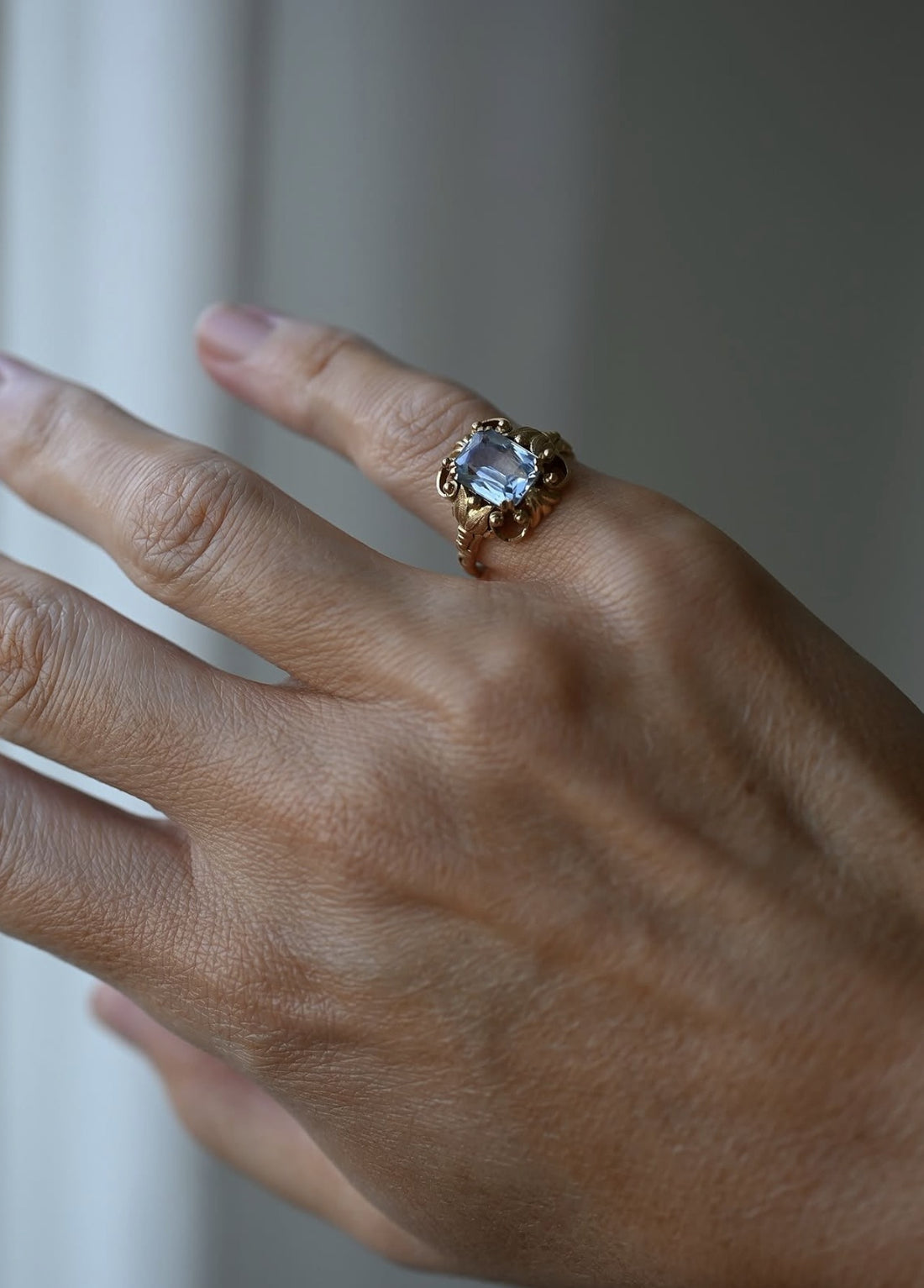 Icy Blue Spinel Ring Size 6.25 US 18K Gold Sculptural Setting Vintage