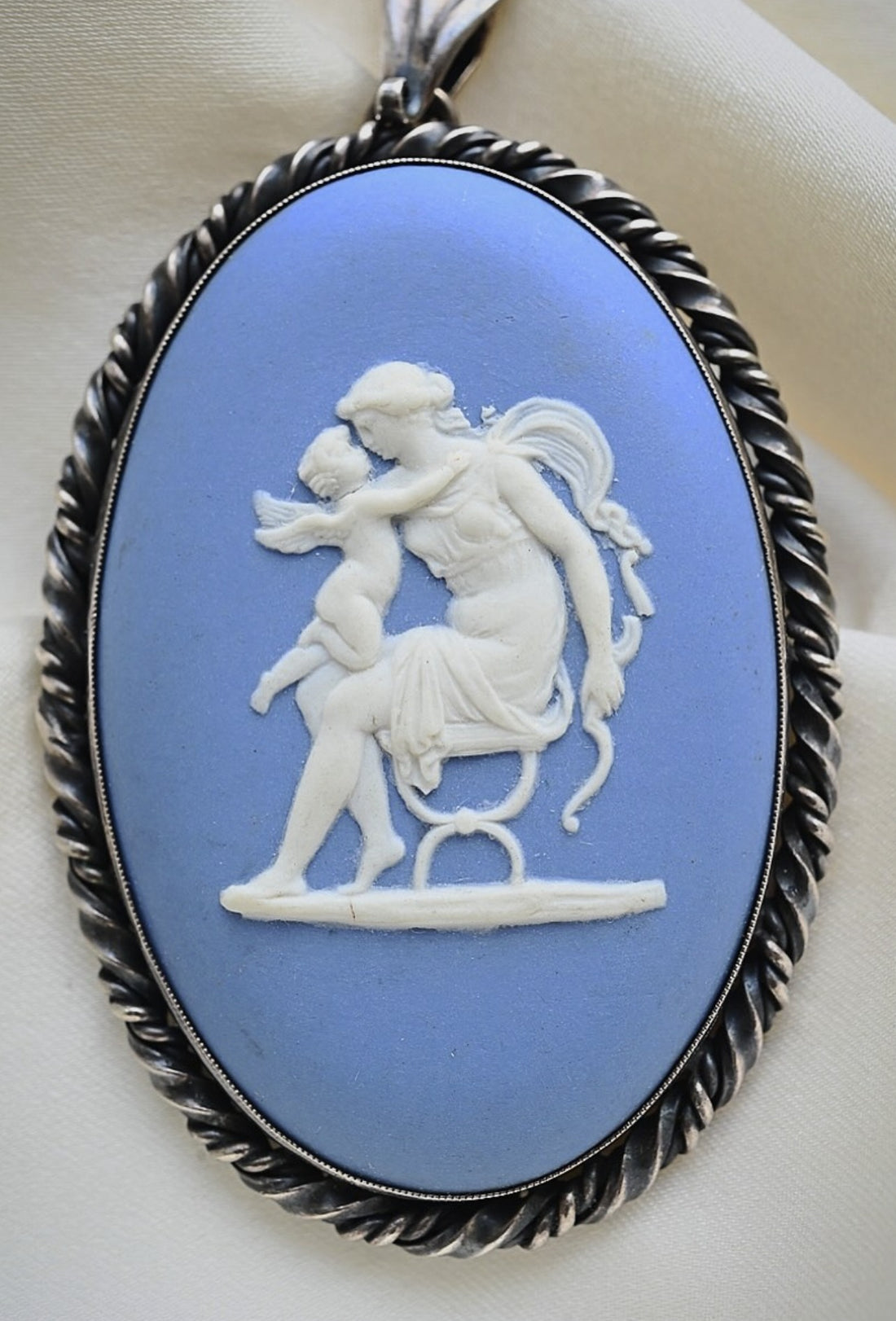 Wedgwood jasperware pendant brooch 1954, front macro in sterling rope-twist frame